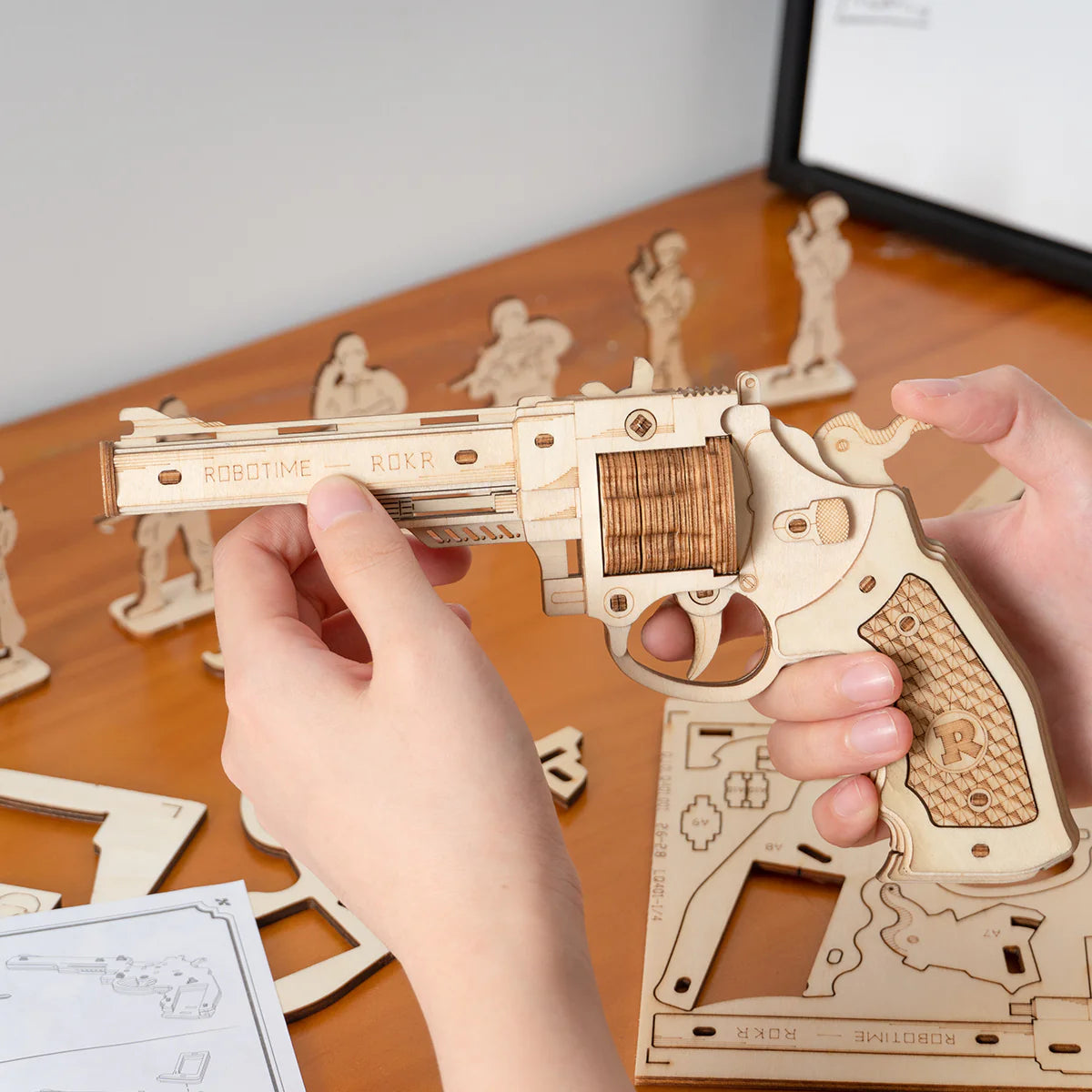 Drewnianie Puzzle 3D - Pistolet M60